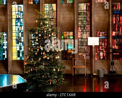 Weihnachtsbaum in der Coventry Cathedral, West Midlands, England, Großbritannien Stockfoto