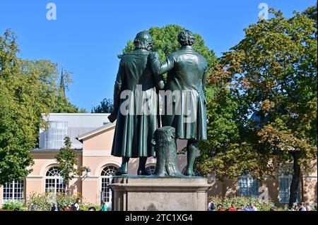 Goethe-Schiller-Denkmal vor dem Deutschen Nationaltheater am Theaterplatz in Weimar, Thüringen Stockfoto