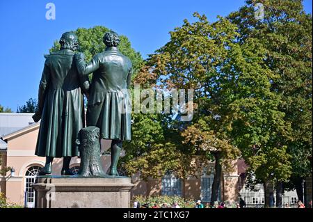 Goethe-Schiller-Denkmal vor dem Deutschen Nationaltheater am Theaterplatz in Weimar, Thüringen Stockfoto
