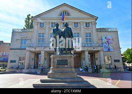 Goethe-Schiller-Denkmal vor dem Deutschen Nationaltheater am Theaterplatz in Weimar, Thüringen Stockfoto