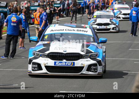 4 Colin Turkington WSR Team BMW 330i und 33 Adam Morgan WSR Team BMW 330i nähern sich der Startaufstellung während der KWIK FIT BRITISH TOURING CAR CHAMPIONSHIP AT Stockfoto