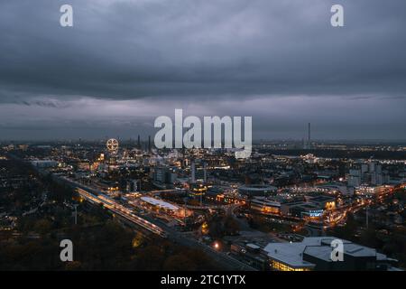 Leverkusen, Nordrhein-Westfalen, Deutschland. Nächtlicher Blick auf die beleuchtete Anlage Chempark (Bayerwerk), Industriepark Bayer AG Stockfoto