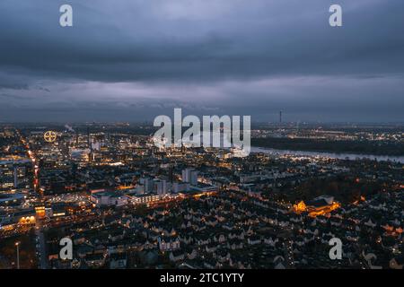 Leverkusen, Nordrhein-Westfalen, Deutschland. Nächtlicher Blick auf die beleuchtete Anlage Chempark (Bayerwerk), Industriepark Bayer AG Stockfoto