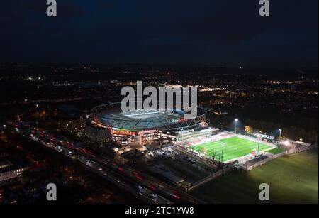 Leverkusen, Nordrhein-Westfalen, Deutschland - November 2023: Nächtliches Luftpanorama der beleuchteten BayArena, Heimstadion des Bundesliga-Fußballs Stockfoto