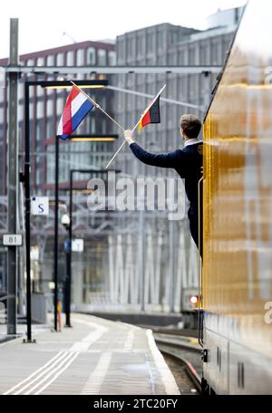 AMSTERDAM - die Intercity nach Berlin am Amsterdamer Hauptbahnhof. Der internationale Zug hat eine neue Reisezeit und kommt eine halbe Stunde schneller in Berlin an. ANP KOEN VAN WEEL niederlande aus - belgien aus Stockfoto