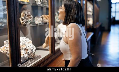 Junge, wunderschöne hispanische Frau besucht geologische Ausstellung im Naturhistorischen Museum in Wien Stockfoto