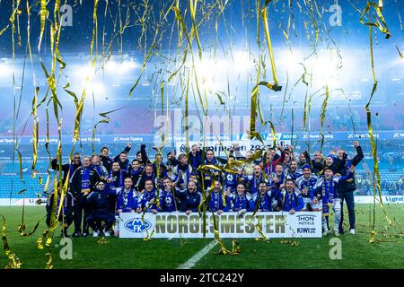 Oslo, Norwegen. Dezember 2023. Die Spieler von Molde feiern den Sieg des Norwegischen Pokalfinales 2023, des NM Menn Finales, zwischen FK Bodoe/Glimt und Molde FK im Ullevaal Stadion in Oslo. (Foto: Gonzales Photo/Alamy Live News Stockfoto