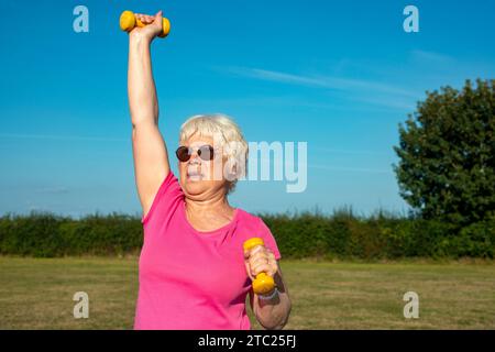 Ältere Frau mit Hantelgewichten, um fit zu bleiben Stockfoto