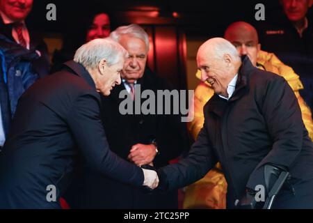 Oslo, Norwegen, 9. Dezember 2023. Der norwegische Premierminister und König Harald von Norwegen schütteln sich vor dem Finale des Norwegischen Pokals zwischen Bodø/Glimt und Molde im Ullevål-Stadion in Oslo die Hand Stockfoto