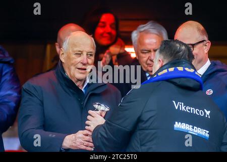 Oslo, Norwegen, 9. Dezember 2023. König Harald von Norwegen verleiht Moldes Manager Brede Moe seine Siegermedaille nach dem Norwegischen Cup-Finale zwischen Bodø/Glimt und Molde im Ullevål-Stadion in Oslo Credit: Frode Arnesen/Alamy Live News Stockfoto