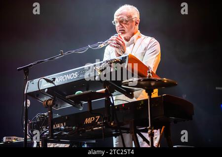 Varese Italien. Dezember 2023. Die italienische Band ELIO E LE STORIE TESE tritt live auf der Bühne im Teatro Di Varese während der „Mi Resta UN Solo Dente E Cerco Di Riavvitarlo Tour“ auf. Stockfoto