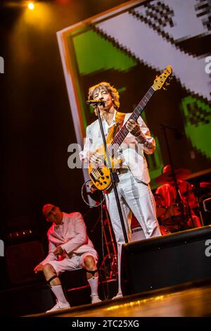 Varese Italien. Dezember 2023. Die italienische Band ELIO E LE STORIE TESE tritt live auf der Bühne im Teatro Di Varese während der „Mi Resta UN Solo Dente E Cerco Di Riavvitarlo Tour“ auf. Stockfoto