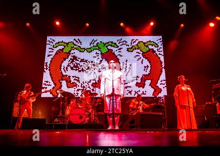 Varese Italien. Dezember 2023. Die italienische Band ELIO E LE STORIE TESE tritt live auf der Bühne im Teatro Di Varese während der „Mi Resta UN Solo Dente E Cerco Di Riavvitarlo Tour“ auf. Stockfoto