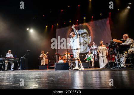 Varese Italien. Dezember 2023. Die italienische Band ELIO E LE STORIE TESE tritt live auf der Bühne im Teatro Di Varese während der „Mi Resta UN Solo Dente E Cerco Di Riavvitarlo Tour“ auf. Stockfoto