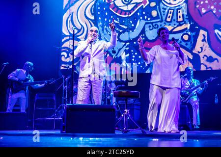 Varese Italien. Dezember 2023. Die italienische Band ELIO E LE STORIE TESE tritt live auf der Bühne im Teatro Di Varese während der „Mi Resta UN Solo Dente E Cerco Di Riavvitarlo Tour“ auf. Stockfoto