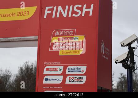 Brüssel, Belgien Dezember 2023. Die Abbildung zeigt die Ziellinie bei der Cross-Country-Europameisterschaft in Brüssel, Sonntag, 10. Dezember 2023 BELGA FOTO JILL DELSAUX Credit: Belga News Agency/Alamy Live News Stockfoto