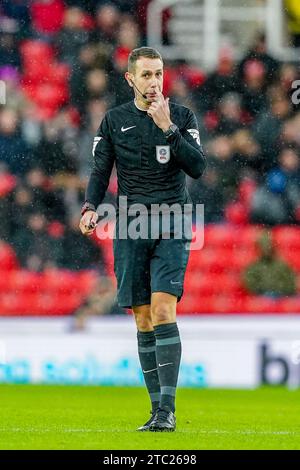 Stoke auf Trent, Großbritannien. Dezember 2023. Schiedsrichter David Coote im Regen beim Spiel Stoke City FC gegen Sheffield Wednesday FC SKY Bet EFL Championship im Bet365 Stadium, Stoke-on-Trent, England, Großbritannien am 9. Dezember 2023 Credit: Every Second Media/Alamy Live News Stockfoto