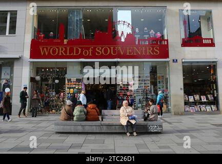 WIEN, ÖSTERREICH-14. NOVEMBER: Nicht identifizierte Menschen gehen vorbei und sitzen vor dem großen Souvenirladen am Stephanplatz. November 14,2023 in Wien Stockfoto