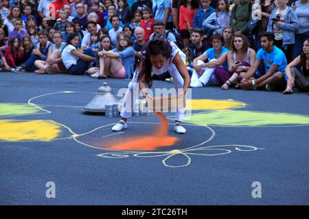 Straßenkunst-Festival. Wandernde getanzten "The Color of Time" von der Firma Artonik von Marseille in Rochefort, Frankreich Stockfoto