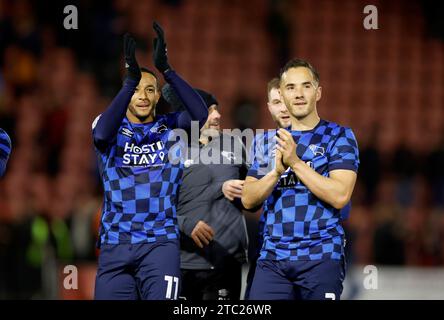 Derby County Nathaniel Mendez-Laing (links) und Kane Wilson (rechts) applaudieren den Fans nach dem Spiel der Sky Bet League One in der Brisbane Road, London. Bilddatum: Samstag, 9. Dezember 2023. Stockfoto