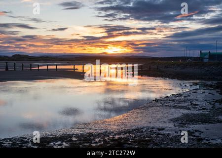 Wintersonnenaufgang über Rver Lossie und East Beach. Lossiemouth, Morayshire, Schottland Stockfoto