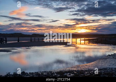 Wintersonnenaufgang über Rver Lossie und East Beach. Lossiemouth, Morayshire, Schottland Stockfoto