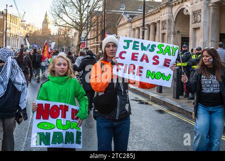 London, Großbritannien. 9. Dezember 2023: Eine jüdische Mutter und Tochter halten Plakate mit der Aufschrift „Juden sagen Waffenstillstand jetzt“ und „nicht in unserem Namen“ bei einem pro-palästinensischen Dämon Stockfoto