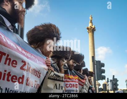 London, Großbritannien. 9. Dezember 2023: Männer der antizionistischen Haredi-jüdischen Gruppe Neturei Karta, oder Guardians of the City, neben Nelsons Säule bei einem Protest A Stockfoto