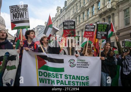 London, Großbritannien. 9. Dezember 2023: Pro-palästinensische Demonstranten halten ein Banner und singen bei einer Demonstration, die ein Ende der israelischen Angriffe auf Gaza fordert. Stockfoto