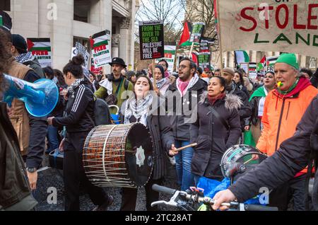 London, Großbritannien. 9. Dezember 2023: Pro-palästinensische Demonstranten spielen Trommeln bei einer Demonstration, die ein Ende der israelischen Angriffe auf Gaza fordert. Stockfoto