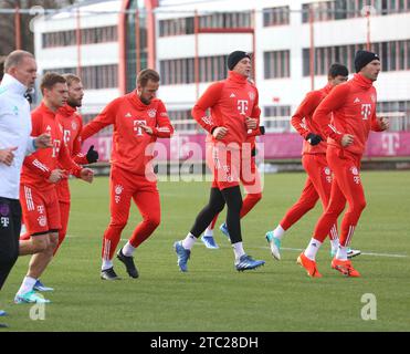 München, Deutschland 10. Dezember 2023: Fussball, Herren, Saison 2023/2024, FC Bayern München, Säbener Straße, Trainingsgelände, Training Joshua Kimmich (FC Bayern München) mit Harry Kane (FC Bayern München), Manuel neuer (FC Bayern München), Minjae Kim, Min-jae Kim (FC Bayern München), Leon Goretzka (FC Bayern München) (v.l.n.r.) beim Laufen, Aufwärmen Stockfoto