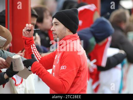 München, Deutschland 10. Dezember 2023: Fussball, Herren, Saison 2023/2024, FC Bayern München, Säbener Straße, Trainingsgelände, Training Raphael Guerreiro (FC Bayern München) gibt Autogramme bei den Fans Stockfoto