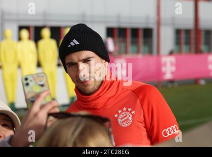 München, Deutschland 10. Dezember 2023: Fussball, Herren, Saison 2023/2024, FC Bayern München, Säbener Straße, Trainingsgelände, Training Leon Goretzka (FC Bayern München) macht Selfies mit Fans Stockfoto