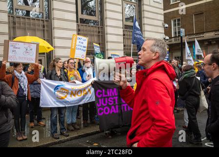London, Großbritannien. 9. Dezember 2023: Aktivisten der Climate Justice Coalition protestieren vor dem Londoner Hauptquartier von BP beim „#NowWeRise – Day of Action for Climate Jus“ Stockfoto
