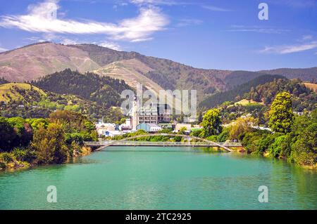 City and Civic Centre auf der anderen Seite des Maitai River, Nelson Region, Südinsel, Neuseeland Stockfoto