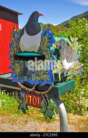 Dekorative Briefbox (einheimische Holztaube) in Okiwa Bay, Queen Charlotte Sound, Marlborough Sounds, Marlborough Region, South Island, Neuseeland Stockfoto