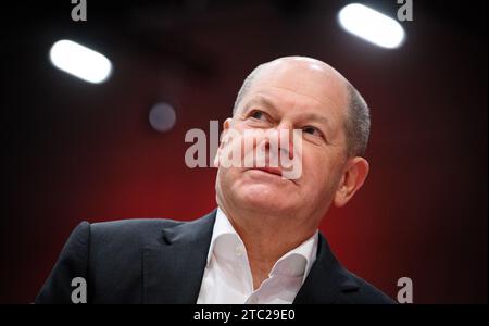 Berlin, Deutschland. Dezember 2023. Bundeskanzler Olaf Scholz (SPD) nimmt an der SPD-Bundestagskonferenz im Berliner Messegelände Teil. Bundeskanzler Scholz (SPD), Vizekanzler Habeck (Grüne) und Finanzminister Lindner (FDP) ringen seit Tagen darum, wie ein 17-Milliarden-Euro-Loch im Haushalt 2024 gestopft werden kann. Die Verhandlungen werden heute Abend fortgesetzt. Quelle: Bernd von Jutrczenka/dpa/Alamy Live News Stockfoto