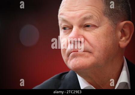 Berlin, Deutschland. Dezember 2023. Bundeskanzler Olaf Scholz (SPD) nimmt an der SPD-Bundestagskonferenz im Berliner Messegelände Teil. Bundeskanzler Scholz (SPD), Vizekanzler Habeck (Grüne) und Finanzminister Lindner (FDP) ringen seit Tagen darum, wie ein 17-Milliarden-Euro-Loch im Haushalt 2024 gestopft werden kann. Die Verhandlungen werden heute Abend fortgesetzt. Quelle: Bernd von Jutrczenka/dpa/Alamy Live News Stockfoto