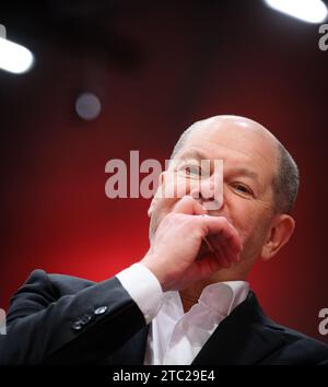 Berlin, Deutschland. Dezember 2023. Bundeskanzler Olaf Scholz (SPD) nimmt an der SPD-Bundestagskonferenz im Berliner Messegelände Teil. Bundeskanzler Scholz (SPD), Vizekanzler Habeck (Grüne) und Finanzminister Lindner (FDP) ringen seit Tagen darum, wie ein 17-Milliarden-Euro-Loch im Haushalt 2024 gestopft werden kann. Die Verhandlungen werden heute Abend fortgesetzt. Quelle: Bernd von Jutrczenka/dpa/Alamy Live News Stockfoto