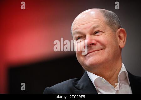 Berlin, Deutschland. Dezember 2023. Bundeskanzler Olaf Scholz (SPD) nimmt an der SPD-Bundestagskonferenz im Berliner Messegelände Teil. Bundeskanzler Scholz (SPD), Vizekanzler Habeck (Grüne) und Finanzminister Lindner (FDP) ringen seit Tagen darum, wie ein 17-Milliarden-Euro-Loch im Haushalt 2024 gestopft werden kann. Die Verhandlungen werden heute Abend fortgesetzt. Quelle: Bernd von Jutrczenka/dpa/Alamy Live News Stockfoto