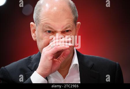 Berlin, Deutschland. Dezember 2023. Bundeskanzler Olaf Scholz (SPD) nimmt an der SPD-Bundestagskonferenz im Berliner Messegelände Teil. Bundeskanzler Scholz (SPD), Vizekanzler Habeck (Grüne) und Finanzminister Lindner (FDP) ringen seit Tagen darum, wie ein 17-Milliarden-Euro-Loch im Haushalt 2024 gestopft werden kann. Die Verhandlungen werden heute Abend fortgesetzt. Quelle: Bernd von Jutrczenka/dpa/Alamy Live News Stockfoto