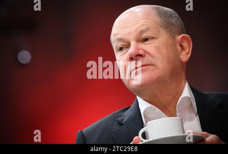 Berlin, Deutschland. Dezember 2023. Bundeskanzler Olaf Scholz (SPD) nimmt an der SPD-Bundestagskonferenz im Berliner Messegelände Teil. Bundeskanzler Scholz (SPD), Vizekanzler Habeck (Grüne) und Finanzminister Lindner (FDP) ringen seit Tagen darum, wie ein 17-Milliarden-Euro-Loch im Haushalt 2024 gestopft werden kann. Die Verhandlungen werden heute Abend fortgesetzt. Quelle: Bernd von Jutrczenka/dpa/Alamy Live News Stockfoto