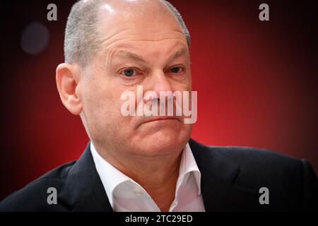 Berlin, Deutschland. Dezember 2023. Bundeskanzler Olaf Scholz (SPD) nimmt an der SPD-Bundestagskonferenz im Berliner Messegelände Teil. Bundeskanzler Scholz (SPD), Vizekanzler Habeck (Grüne) und Finanzminister Lindner (FDP) ringen seit Tagen darum, wie ein 17-Milliarden-Euro-Loch im Haushalt 2024 gestopft werden kann. Die Verhandlungen werden heute Abend fortgesetzt. Quelle: Bernd von Jutrczenka/dpa/Alamy Live News Stockfoto