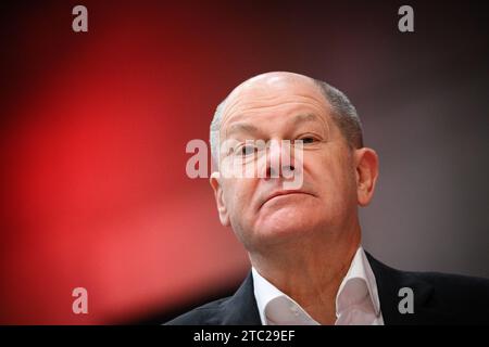 Berlin, Deutschland. Dezember 2023. Bundeskanzler Olaf Scholz (SPD) nimmt an der SPD-Bundestagskonferenz im Berliner Messegelände Teil. Bundeskanzler Scholz (SPD), Vizekanzler Habeck (Grüne) und Finanzminister Lindner (FDP) ringen seit Tagen darum, wie ein 17-Milliarden-Euro-Loch im Haushalt 2024 gestopft werden kann. Die Verhandlungen werden heute Abend fortgesetzt. Quelle: Bernd von Jutrczenka/dpa/Alamy Live News Stockfoto