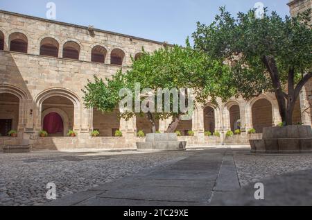 Alcantara, Spanien - 6. Oktober 2022: Gotischer Klosterkloster von San Benito de Alcantara, Caceres, Spanien. Innenhof Stockfoto