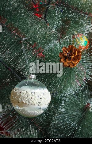 Neujahrsball auf einem Weihnachtsbaum Nahaufnahme Stockfoto