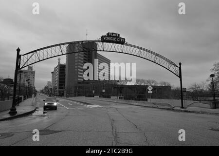 Saginaw Street in Flint Michigan, mit Flint Vehicle City Bogen und Schild Stockfoto