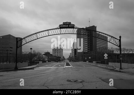 Saginaw Street im Zentrum von Flint Michigan, mit Bogen und Schild für Flint Vehicle City Stockfoto