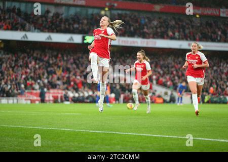 Dezember 2023; Emirates Stadium, London, England; Womens Super League, Arsenal gegen Chelsea; Beth Mead von Arsenal feiert ihr Tor in der 8. Minute mit 1:0. Stockfoto