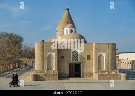 Buchara, Usbekistan - 10. Dezember 2023: Das Chashma Ayub Mausoleum befindet sich in der Nähe des Zentralbasars in Buchara, Usbekistan. Stockfoto